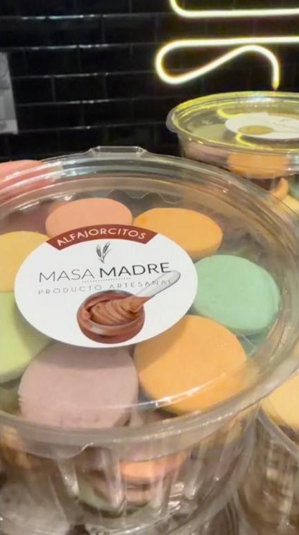 Pote de alfajorcitos multicolor con etiqueta redonda Masa Madre